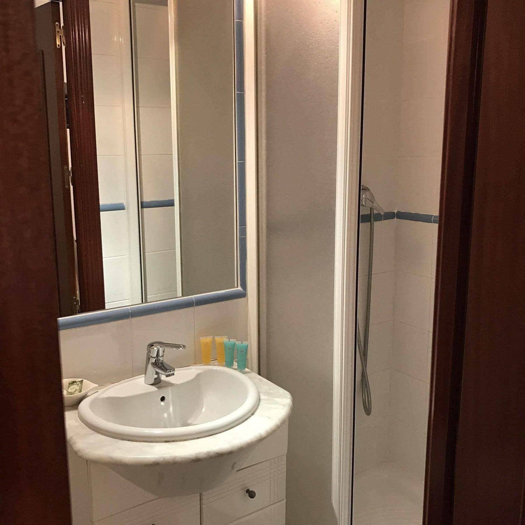 Hostal La Estrella Мадрид Екстериор снимка