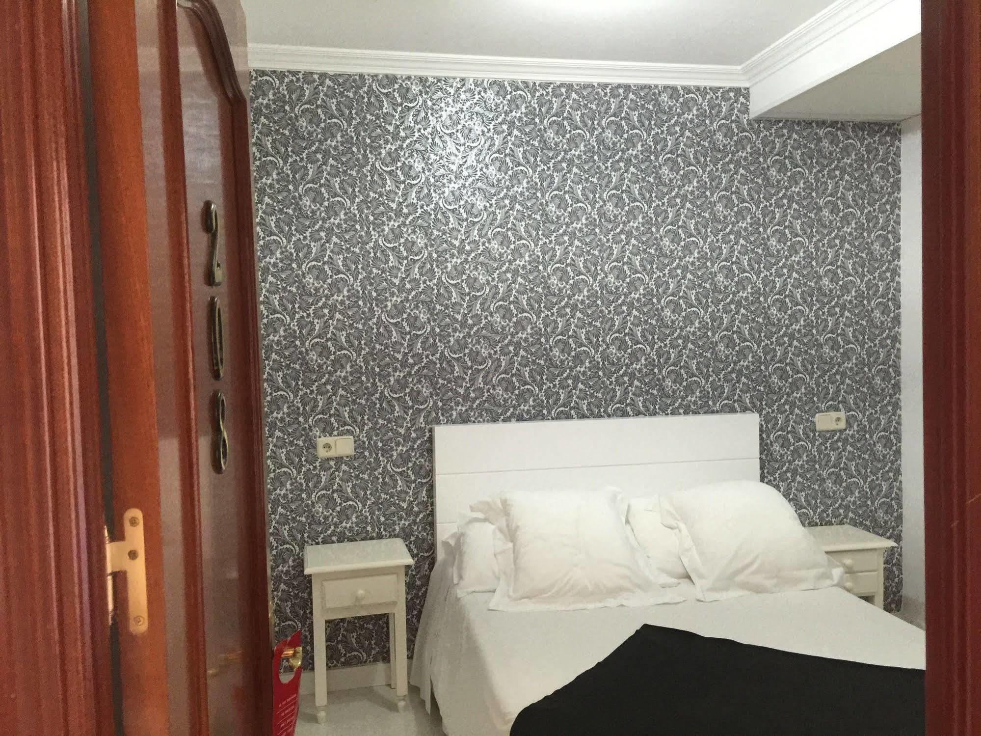 Hostal La Estrella Мадрид Екстериор снимка