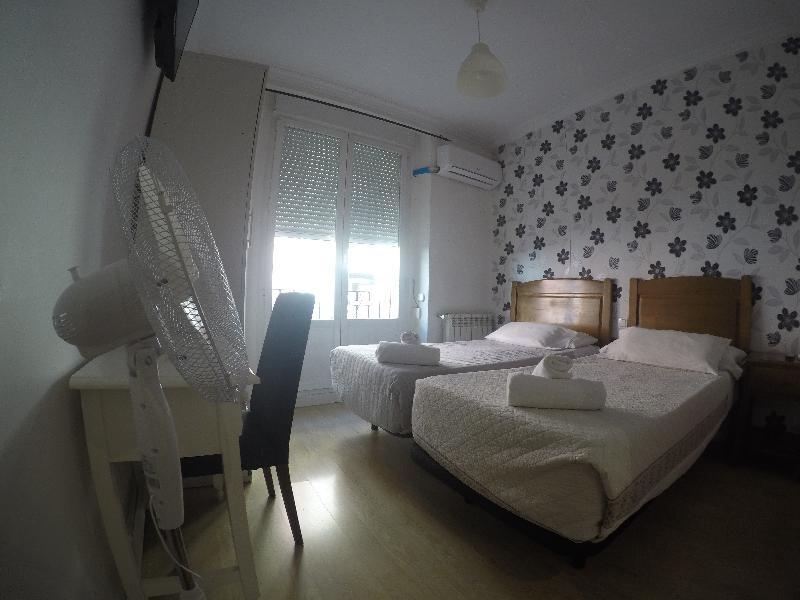 Hostal La Estrella Мадрид Екстериор снимка